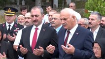 Bakan Gül, Başsavcı Uzun'un kabrine karanfil bıraktı