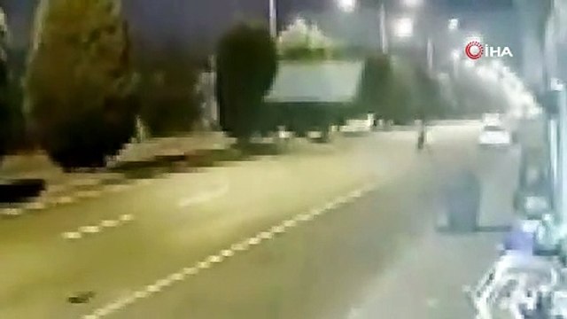 Yolun karşısına geçmek isterken otomobil çarptı, o anlar kameraya yansıdı