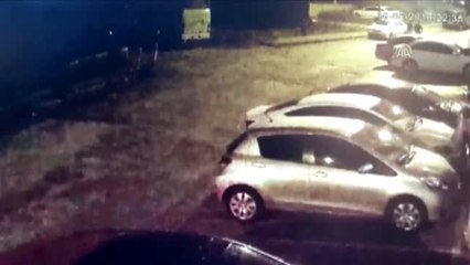 Çaldıkları televizyonla kaçarken güvenlik kamerasına yakalandılar