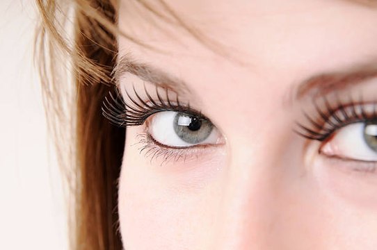 Le danger des cils magnétiques