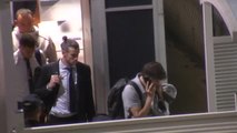 Caras serias y silencio por parte de los jugadores del Real Madrid en su llegada al aeropuerto