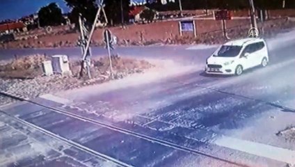 Jandarmanın müdahalesiyle trenin altında kalmaktan kurtuldular - KONYA