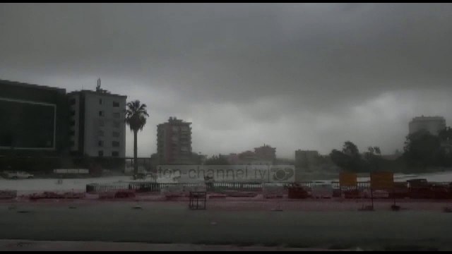 Erë e fortë dhe shi në Fier. Moti i keq përfshin të gjithë vendin