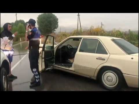 Moti i keq/ Rrëzohen në Korçë dy shtylla të tensionit të lartë, kabujt bien sipër makinës