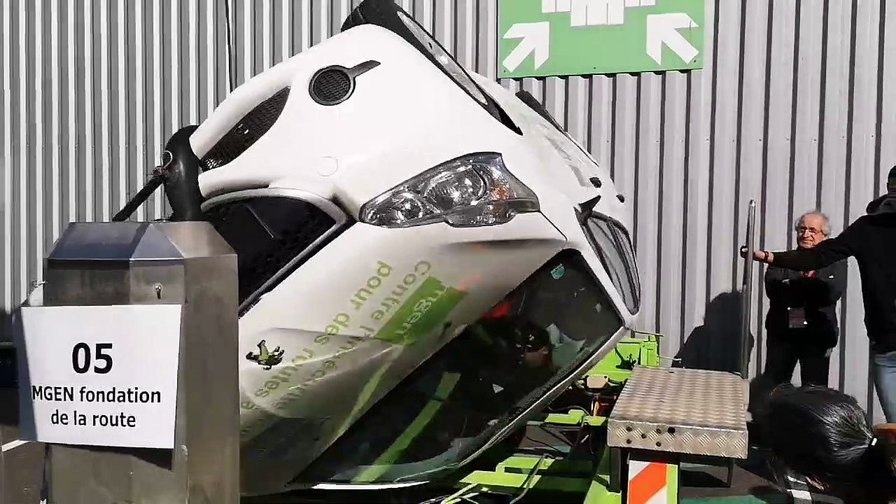 Sécurité routière : une voiture tonneau pour sensibiliser les jeunes Franciliens