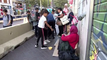 Marseille. Les enfants du secours populaire auprès des sans-abri