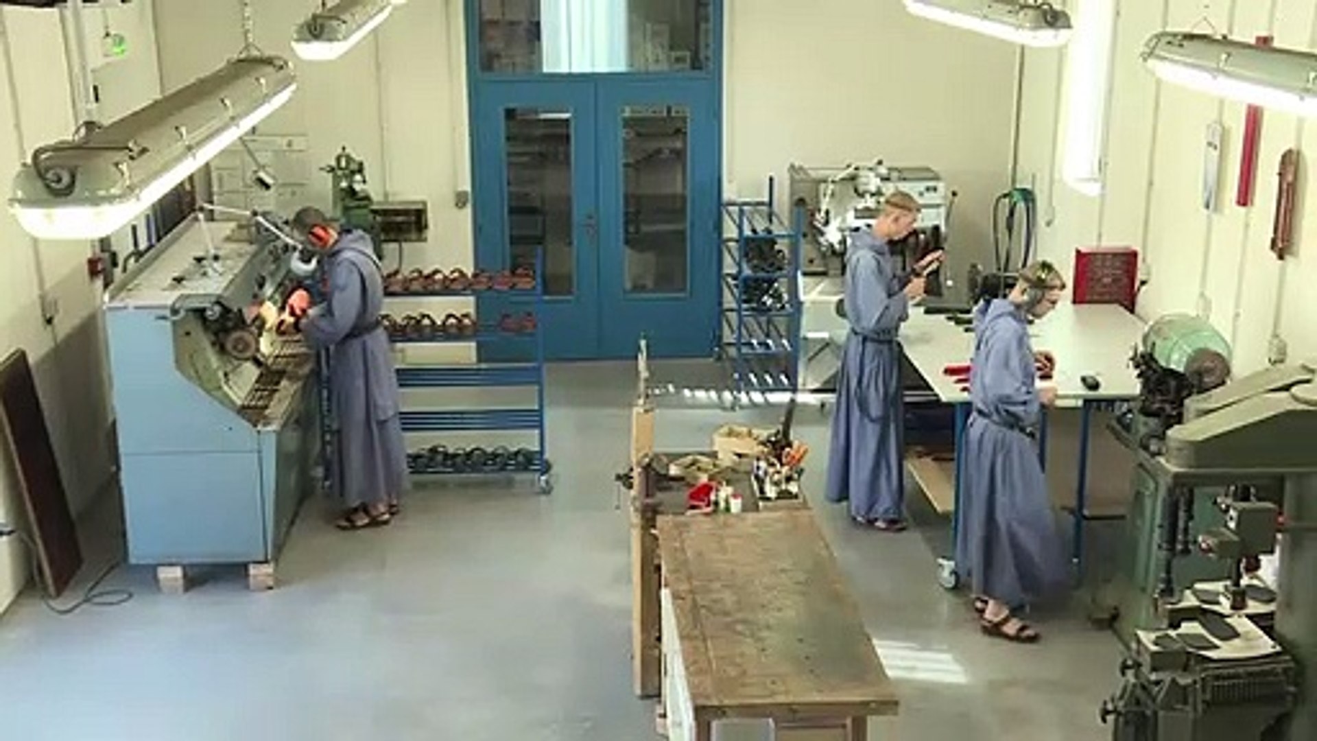 Les sandales des moines bénédictins, ça marche... même au Japon - Vidéo  Dailymotion