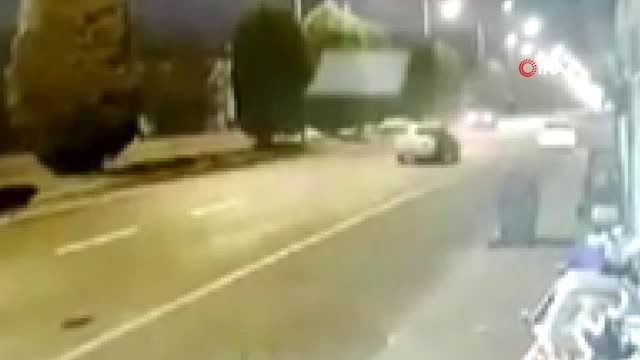 Yolun karşısına geçmek isterken canından oldu...Feci kaza kamerada