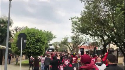 Torcedores apoiam elenco do Athletico na chegada a Curitiba