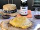 Botana de queso Brie relleno de ate y cubierto de hojaldre