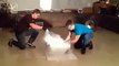 Ces 2 élèves reproduisent une tornade artificielle dans leur salle de classe !