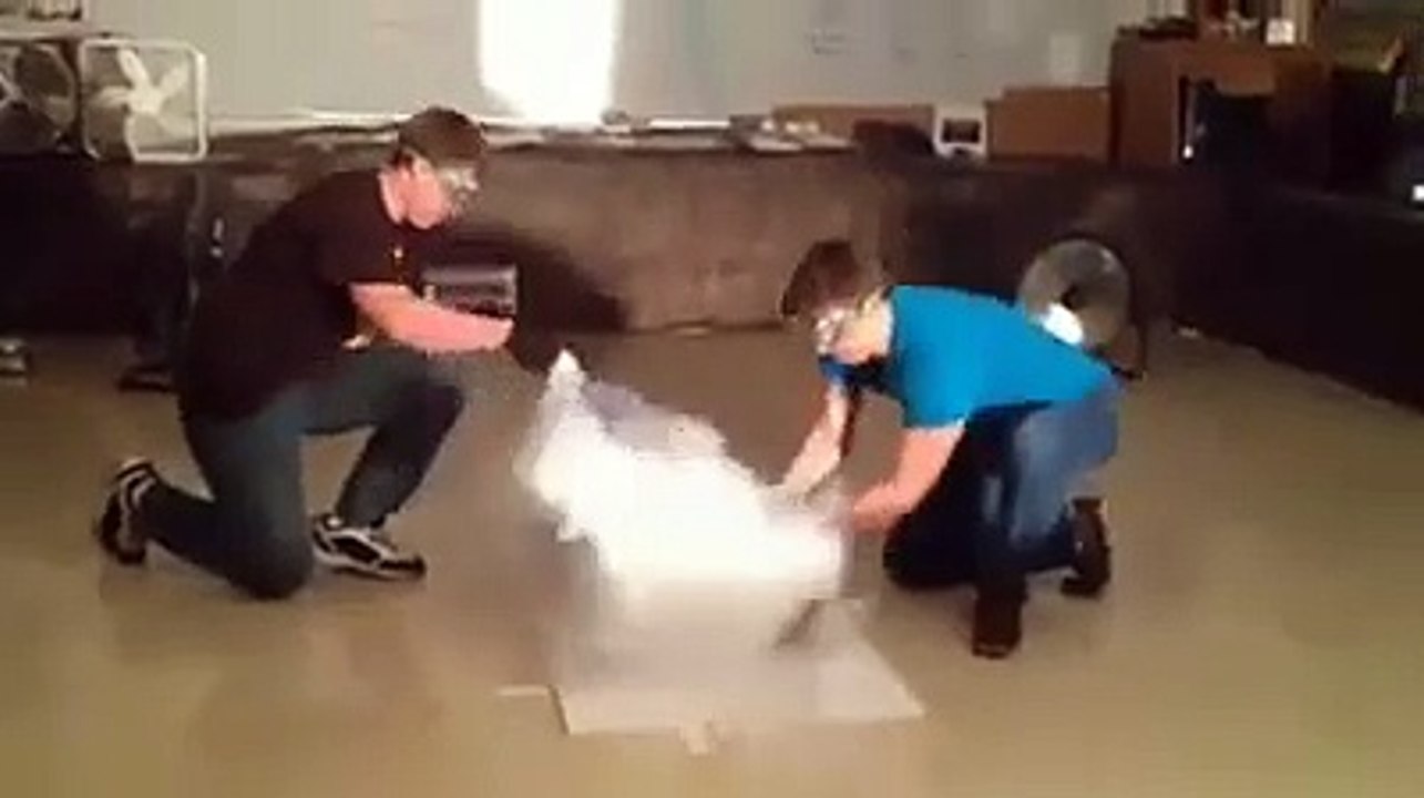 Ces 2 élèves reproduisent une tornade artificielle dans leur salle de classe !