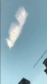 Il filme un nuage en forme de feuille dans le ciel de Chine ! Magnifique