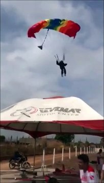 Ce parachutiste fait un atterrissage parfait... Enfin presque