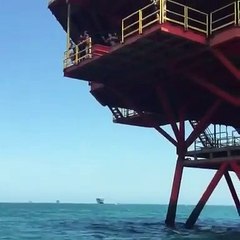 Il saute du haut d'une plateforme pétrolière et se rate complètement