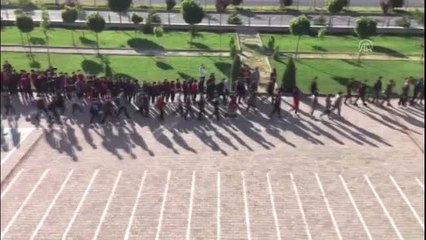 Öğrenciler egzersiz yaparak derse başlıyor