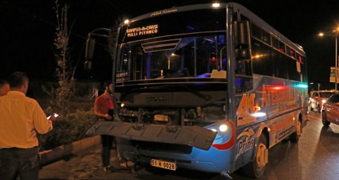 Halk otobüsü ile otomobil çarpıştı! Kaza güvenlik kamerasına yansıdı