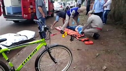 Ciclista recebe os cuidados do Siate no Bairro Neva