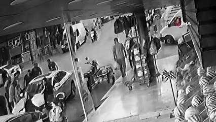 Bisikletli çocuğa çarpmamak için park halindeki otomobile böyle çarptı