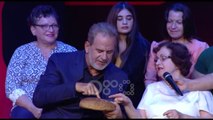 RTV Ora - Surprizë në 360 Gradë, publiku ndan me Zhejin bukë, simboli i bujarisë shqiptare