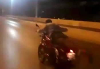 Motosikletli magandaların "yok artık" dedirttiği anlar kamerada