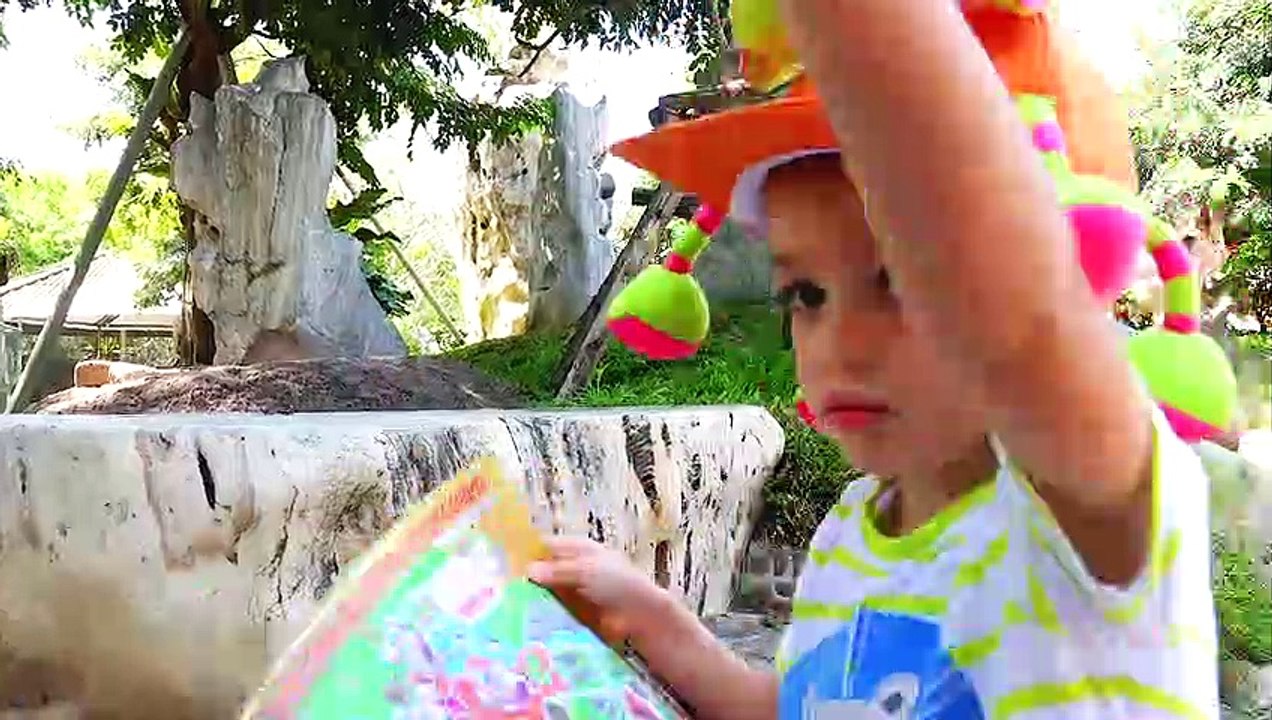 Petite Nikita joue au zoo