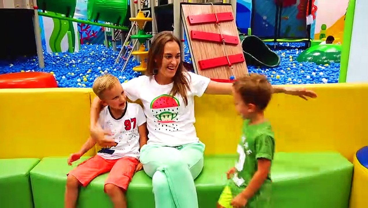 Vlad et Mama prétendent exercer une profession de joueur au centre de jeux pour enfants