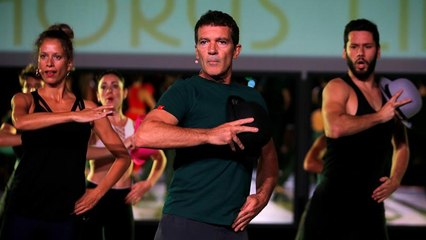 شاهد: النجم الإسباني أنطونيو بانديراس يرقص خلال التدرّب على عرضه المسرحي الجديد