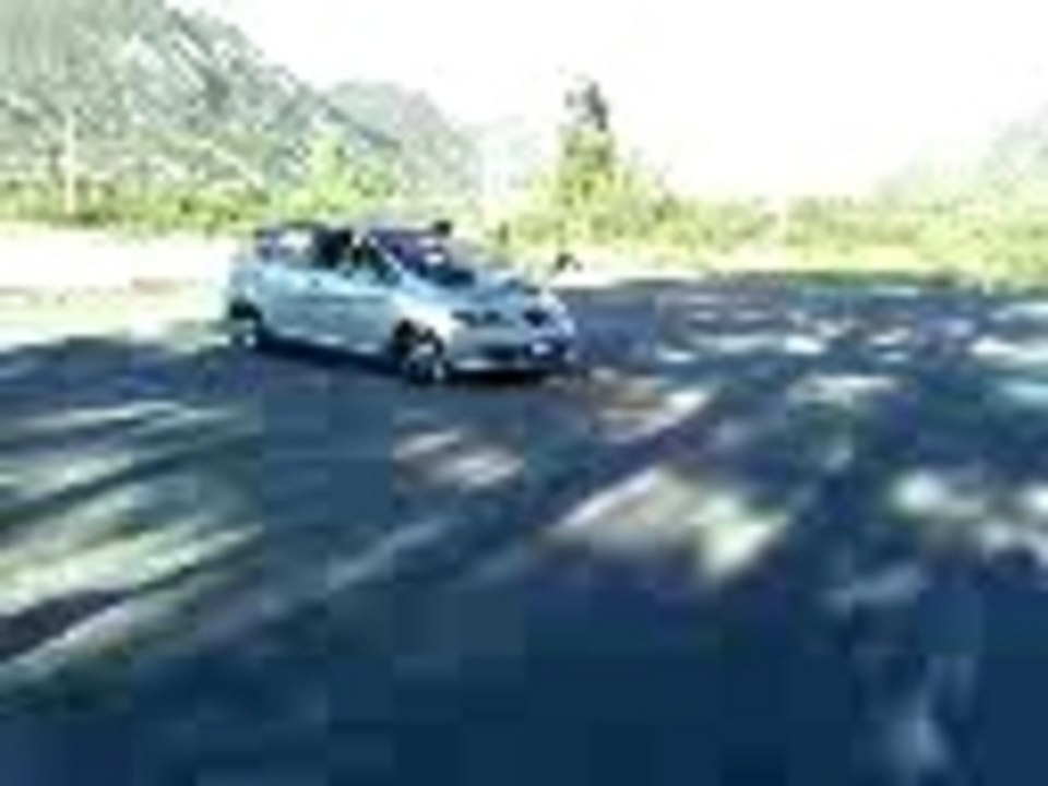 UN MEC FAIS LE FOU SUR LE CAPOT