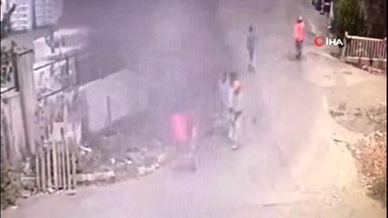 Ayaklarından vurulan hırsızlık zanlısının yakınları iş yerini bastı...Şahıslar kamerada