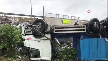 Yağış nedeniyle yol kayganlaştı, tır otomobilin üzerine devrildi