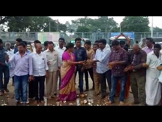Jagan padayatra, MLA Roja offering Coconut at the temple