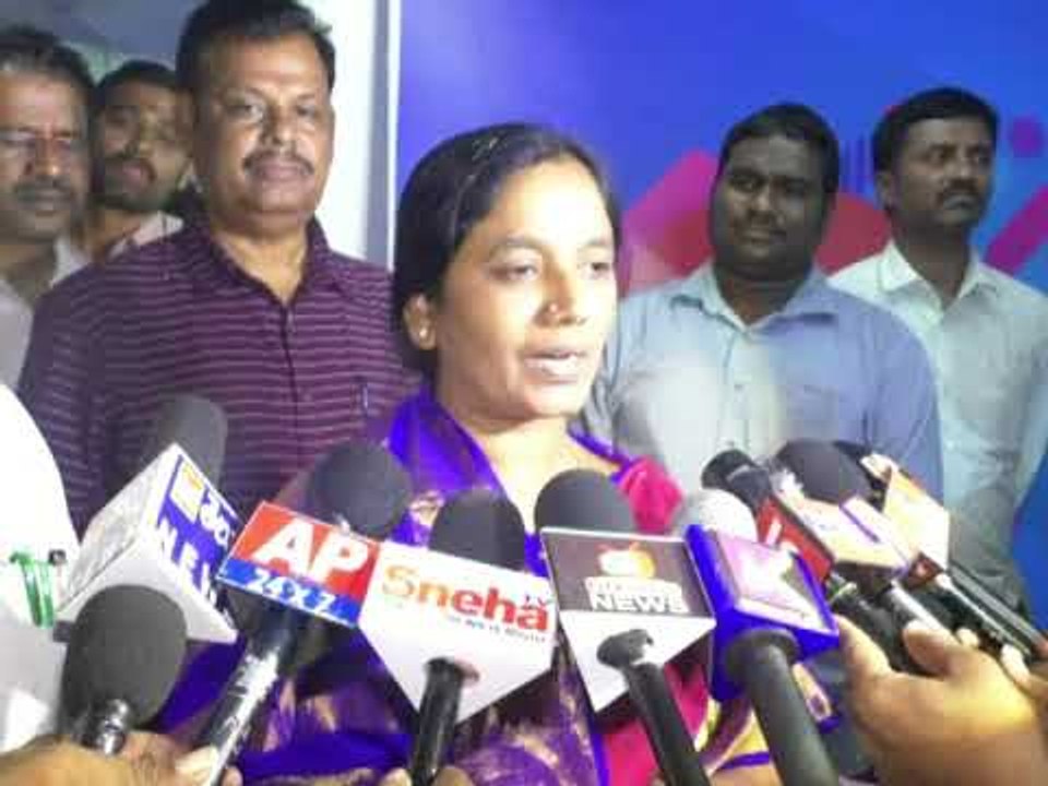 Paritala Suneetha Comments on YS Jagan PaadaYatra
