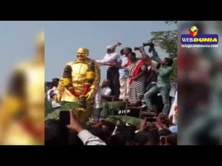 YSRCP MLA RK Roja inaugurates YSR Statue at Yallammakandri in Chittore