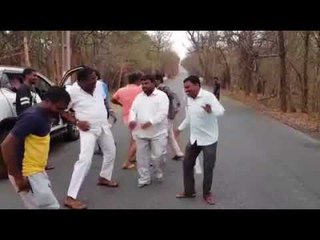 TRS Corporator Tirumal Reddy Dances on Road || తెరాస కార్పొరేటర్ రోడ్డుపై డ్యాన్స్