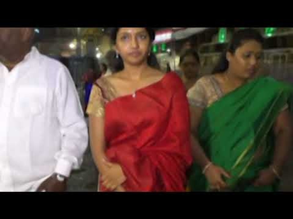 Tollywood Actress Eesha Rebba Special Prayers at Tirumala || Webdunia Telugu News