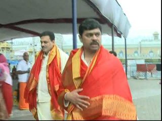 TDP MLC CM RAMESH Tirumala DARSHAN || సీఎం దీక్షకు దిగారు కదా వచ్చేస్తుందన్న రమేష్