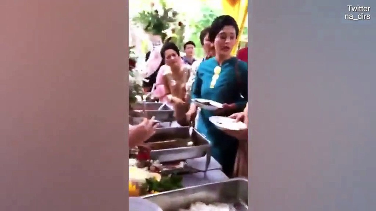 Ăn mặc sang trọng đi ăn cưới, 2 người phụ nữ cãi nhau ỏm tỏi chỉ vì tị nạnh ai gắp nhiều miếng hơn