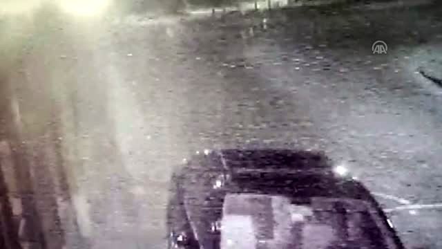 Polisten kaçan kadın sürücü aracıyla çay bahçesinin duvarına çarptı