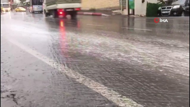 Yağmurla birlikte yollar köpükle kaplandı