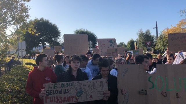 À Carhaix, 200 jeunes en grève manifestent avec Youth for climate
