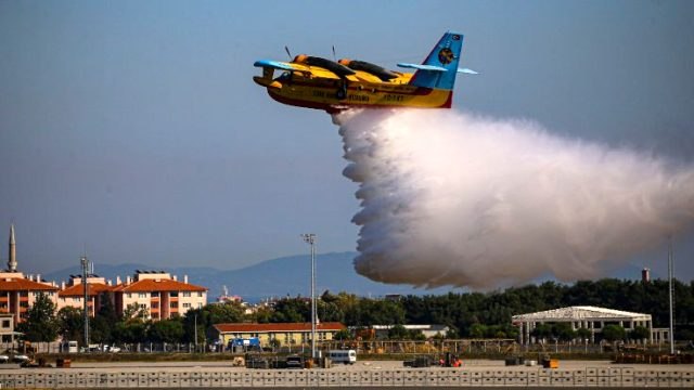 Bakan Pakdemirli'nin Motoruna kuşlar yuva yaptı dediği yangın söndürme uçakları TEKNOFEST'te gösteri yaptı