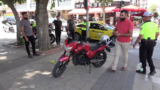 Emniyet kemeri takmayan sürücü:'Emniyet kemeri önemli mi, kaç kilometre hız yapıyoruz ki?'