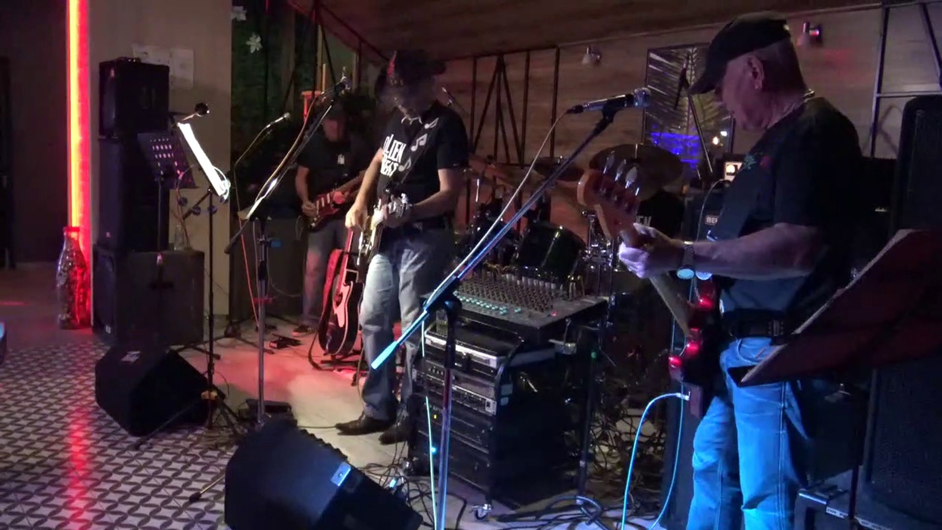 ⁣Две следи, свири група