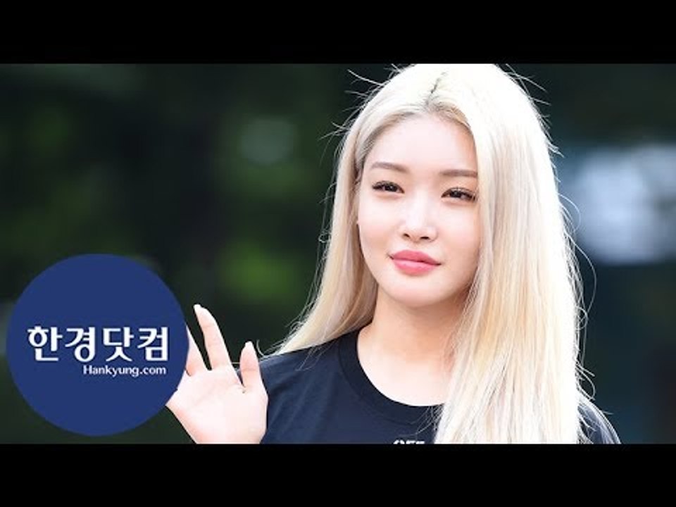[세로직캠] 청하, 이른 아침부터 눈부신 미모…'금발이 잘 어울려~'