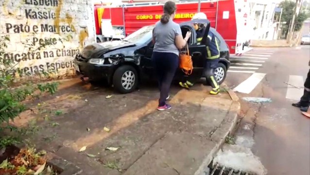Carros se envolvem em grave batida e duas pessoas ficam feridas no Centro