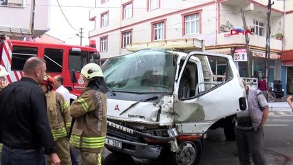 Sultanbeyli'de kamyonet ile özel halk otobüsü çarpıştı