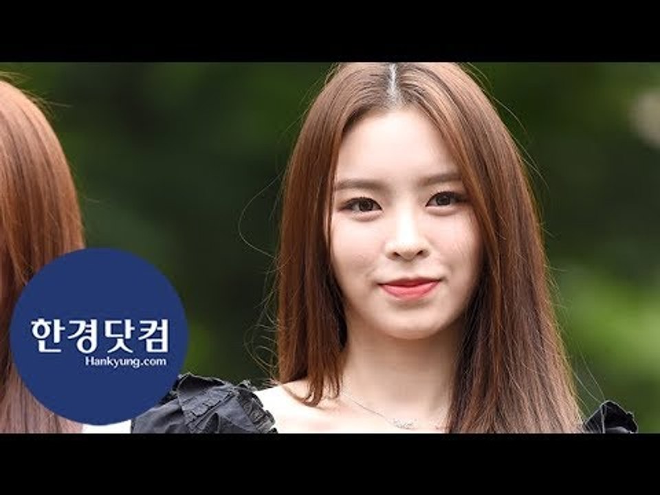 HK직캠｜CLC 엘키, 등장부터 아름다워…상큼한 미소에 '심쿵'