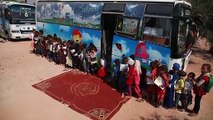 خيم وحافلات متنقلة تتحول قاعات تدريس للأطفال النازحين في شمال غرب سوريا