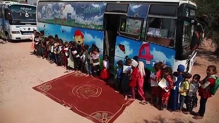 خيم وحافلات متنقلة تتحول قاعات تدريس للأطفال النازحين في شمال غرب سوريا